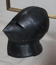 geschlossener Ritterhelm im Stil des 17. Jahrhunderts, kein Original