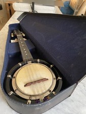 Banjo, alt, in Koffer