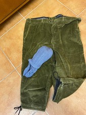 Eine nostalgische Wanderhose (Knickerbocker) aus grünem Cord