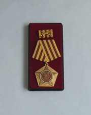NVA, Stasi, Kampforden für Verdienste um Volk und Vaterland Stufe Gold im Etui.