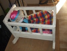 altes Puppenbett weiß