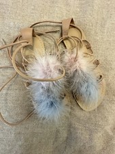 Sandalen mit Federn 38