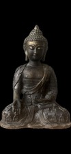 Bronze Buddha Thailand – Dunkle Patina, wohl antik, verzierte Robe & Sockel