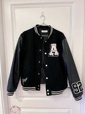 H&M Collegejacke 158 Blouson schwarz Leder Ärmel Patches Druckknöpfe Taschen 1A