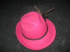 Bayrischer Hut fürs Wiesenfest pink mit Feder von Breuninger Freiburg