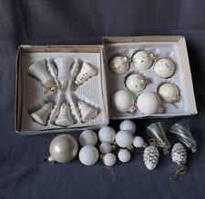 Weihnachtskugeln und Glöckchen weiß Glitzer