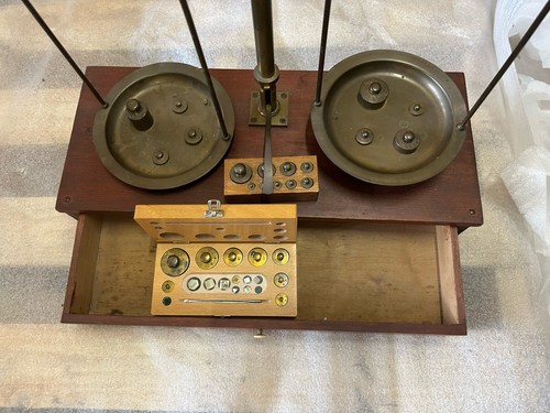 Apothekerwaage mit gewichten - apothekerwaage,