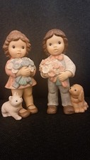 Goebel Figur  - Nina & Marco  - Limpke - Kinder mit Blumenstrauß, Katze und Hund