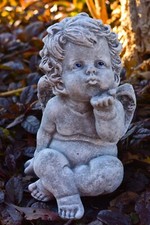 Steinfigur Engel Kuss Pustend