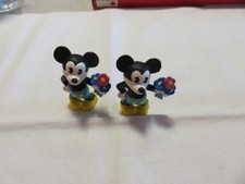 Micky-Maus-Figur mit Blumen