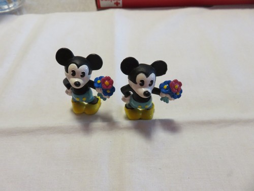Micky maus figur mit blumen - micky-maus-figur,