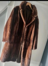 Saga Mink Echter Nerzpelzmantel in Braun luxuriöses Kleidungsstück für Damen.