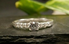 Eleganter 925 Silber Ring Zirkonia Klar Kleinere Seitensteine BEE Sign 1,8 cm