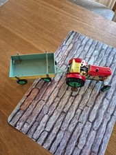 Alter Traktor mit Anhänger