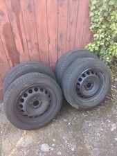 Ein Satz Sommerreifen mit Sehr Guten Profil Auf Stahlfelgen für Renault Twingo