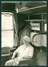 Foto Frau im Zug Personenwagen Reisezug Eisenbahn TRAIN STATION Photo  
