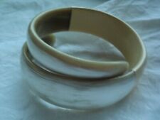 Handgefertigter, geschlossener Armreif NOBIAT aus Horn, Farbe Weiß/Elfenbein 