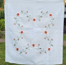 alte Tischdecke bestickt 80cm x 80cm HANDARBEIT 