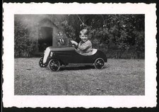 Fotografie Spielzeug Auto, Knabe fährt mit Tretauto - Seifenkiste 