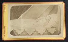 ALTES FOTO CDV E.AMIAUD LA ROCHE SUR YON POST MORTEM BABY IN SEINEM BETT