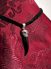 Schwarzer Tigerzahn Zahn-Anhänger mit Totenkopf NEPAL für Kraft, 925er Silber