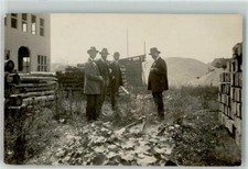 39888987 - Vier Herren zwischen Stapeln von Bauholz Holzverarbeitung