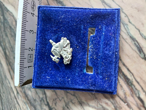 Silberfarbener metall pin - metall-pin, mit