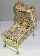 Altes Puppenstuben Bett - Puppenbett mit Himmel und Puppe - 40er/50er Jahre