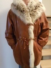 Lange, cognacfarbene Lederjacke mit Echtfell in Größe 42