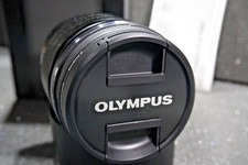 Olympus M. Zuiko Digital ED 17mm f/1.2 Pro Teleobjektiv - Schwarz (V311100BW000)