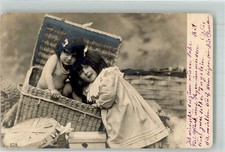 39807485 - Fotoverlag Picknickkorb , darin sitzt ein Kind Kinder 1903