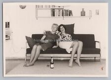 2 beschwipste Frauen mit