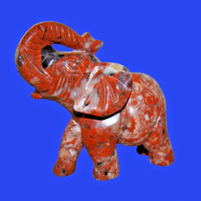 Elefant aus rotem Jaspis Mitte