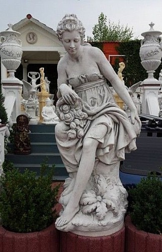 Steinfigur frau mit - mit, rosen"