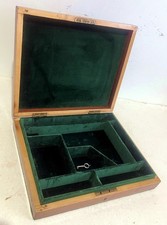 ANTIKER KOFFER NIMMT EINE