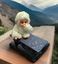 Vintage Monchichi Weiß Plüschtier Kunststoff Gesicht Daumen Saugender Affe 21cm