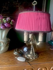 Antike Kleine Bouilette Messing Lampe  mit roten Plissee Schirm