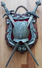 Mittelalterliches Wappenschild mit Schwertern