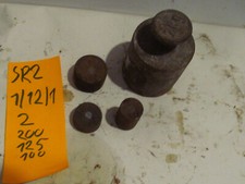 4 rostige Gewichte f