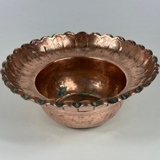 Antike französische ungewöhnliche Obstschale geprägtes Muster geriffelt Kupfer gestempelt auf Sockel