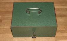 Alte Geldkassette DDR in hammerschlag grün