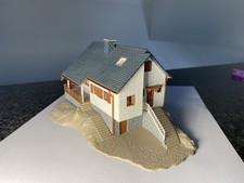 Vollmer H0 3714 Einfamilienhaus im Park, gebaut und sauber verklebt.