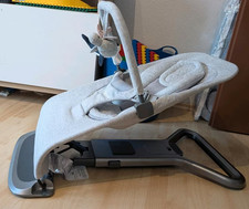 evolve Babywippe 3- in-1 mit Spielbogen von ergobaby in grau