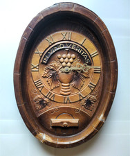 DDR Wanduhr aus Kunststoff in Vino Veritas 39cmx28cmx8cm Strom Quelle  Batterie