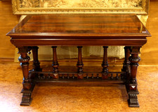 Imposanter Schreibtisch