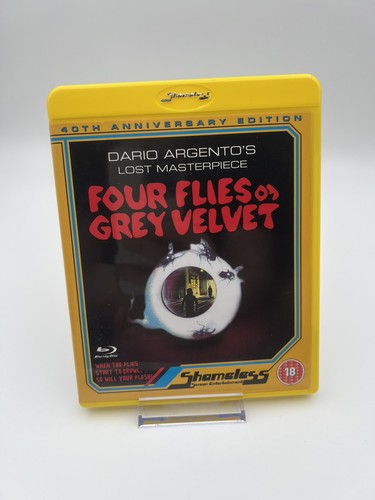 Four flies grey - four,