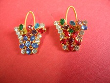 alter Gablonzer  Modeschmuck Blumenkorb Brosche mit farbigen Glassteinen