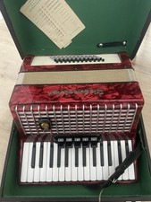 Weltmeister Akkordeon in rot marmorierter Optik mit passendem Transportkoffer