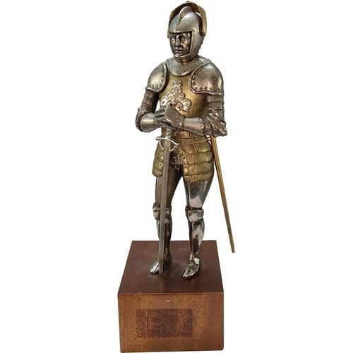 Ritter aus zinn auf holzsockel - ritter,