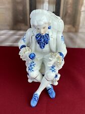 FIGUR AUS PORZELLAN TEILS HANDBEMALT GALANTER ROKOKO HERR SITZEND 18cm